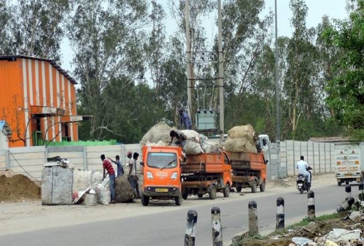 Employees of the Eco Green Energy Company burning garbage near Aravali Hill, Gurugram