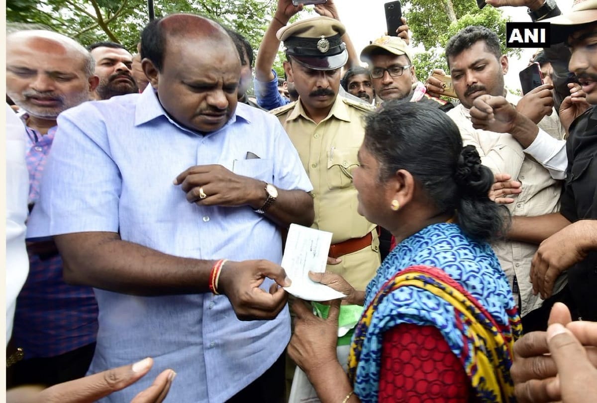 Karnataka CM HD Kumaraswamy presented cheques to persons who lost property in floods in Avarthi 