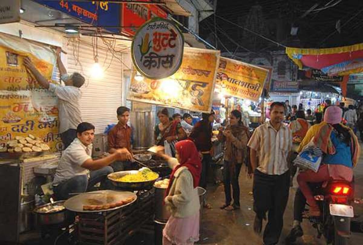 madhya pradesh Where the jewelry is sold in the day and the flavors at night
