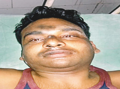 Petrol pump loses salesman to half a million in kayamganj