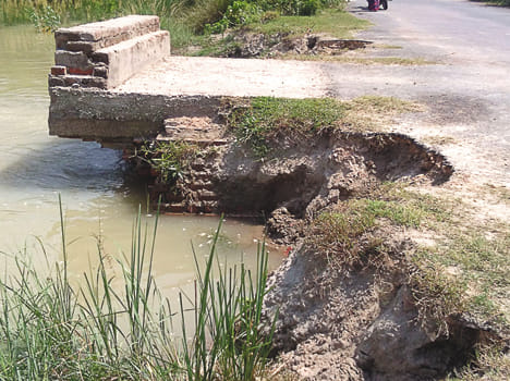 Ramganga has cut 250 bigha farm, water flowing in the streets in farrukhabad