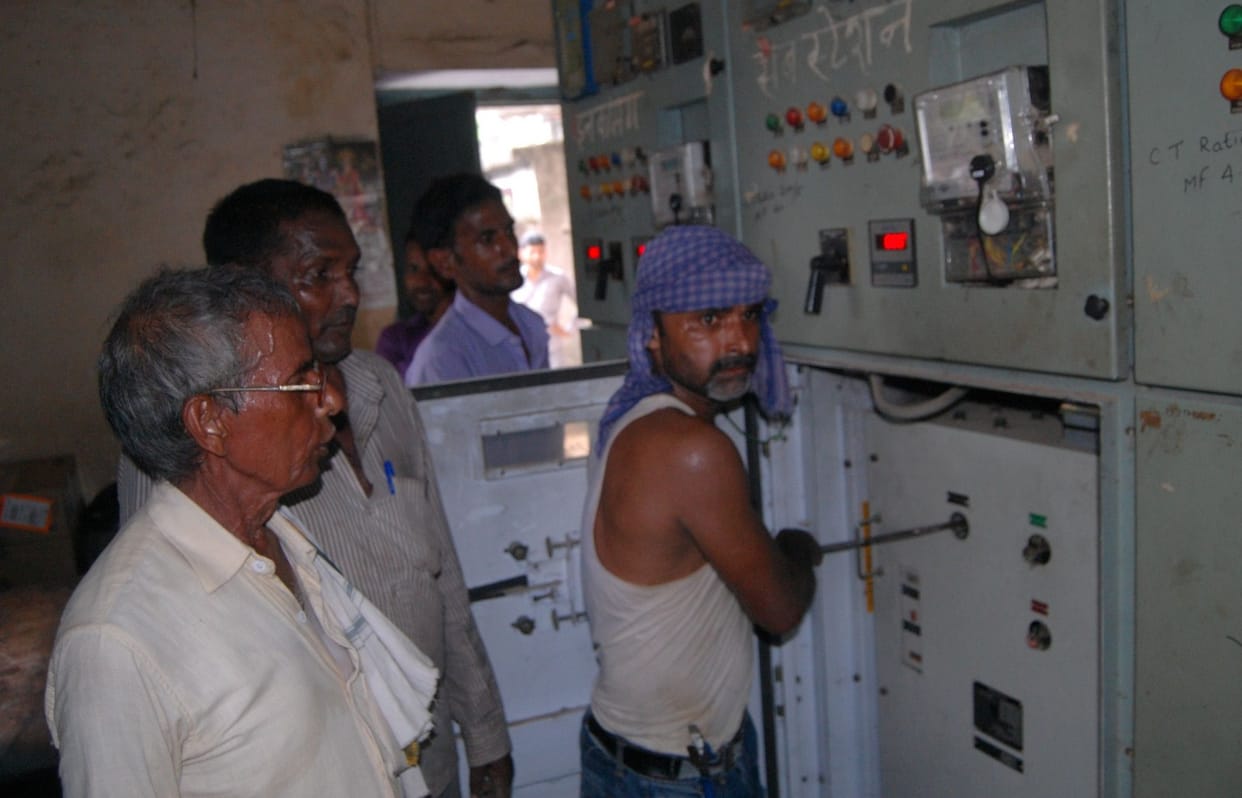 18 घंटे गुल रही आधे शहर की बिजली, उसमभरी गर्मी से छटपटाए लोग