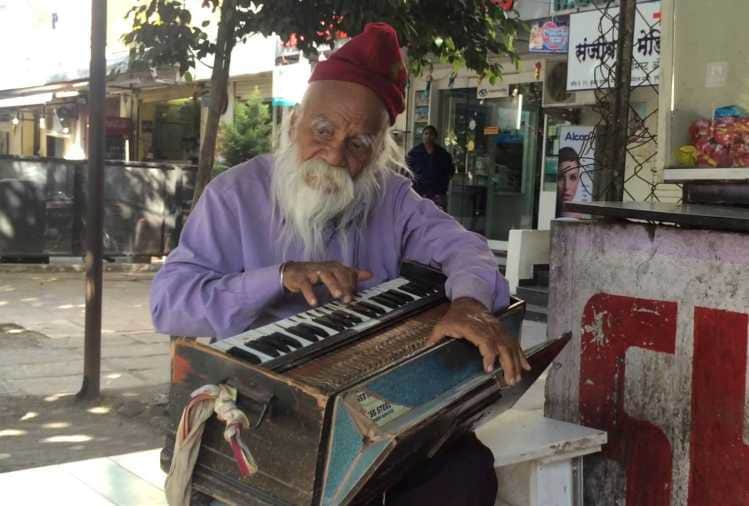 keshavlal play harmonium at pune road from 32 years neha kakkad help them