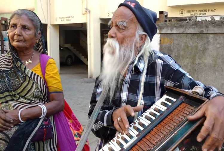 keshavlal play harmonium at pune road from 32 years neha kakkad help them