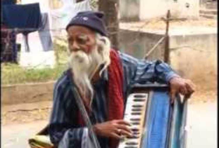 keshavlal play harmonium at pune road from 32 years neha kakkad help them
