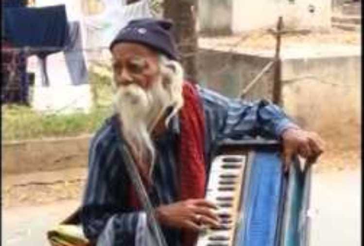 keshavlal play harmonium at pune road from 32 years neha kakkad help them