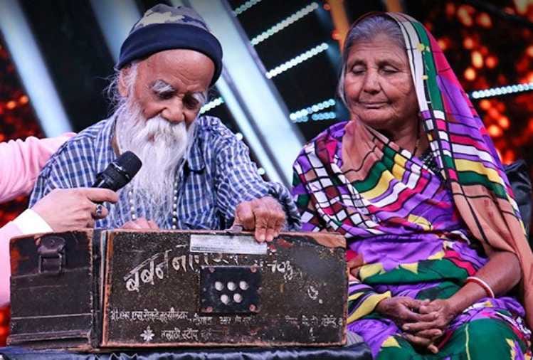 keshavlal play harmonium at pune road from 32 years neha kakkad help them