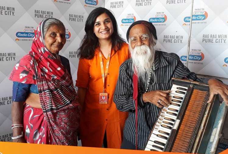 keshavlal play harmonium at pune road from 32 years neha kakkad help them