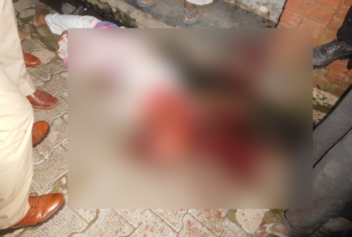 UP: man cutted saveral people with an  axe and start licking blood whole village was scared