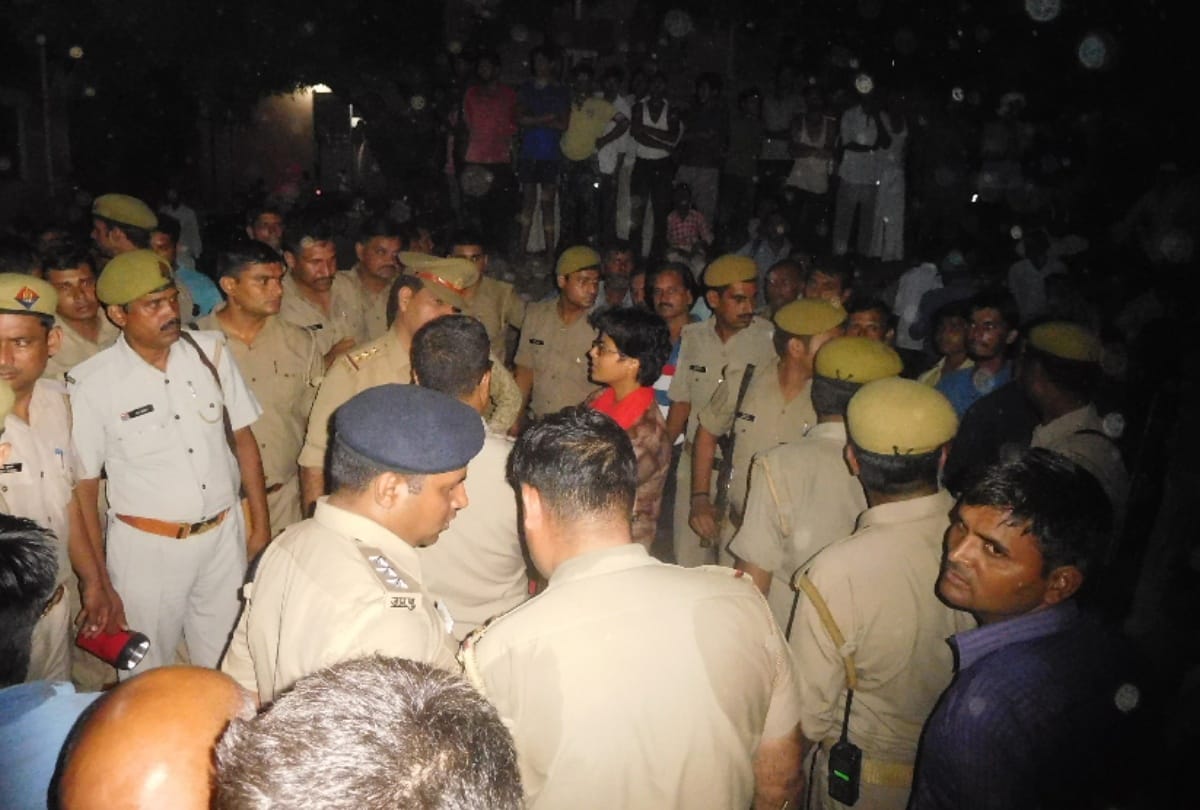 UP: man cutted saveral people with an  axe and start licking blood whole village was scared