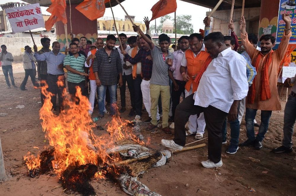 भाजयुमो कार्यकर्ताओं ने फूंका सिद्धू का पुतला