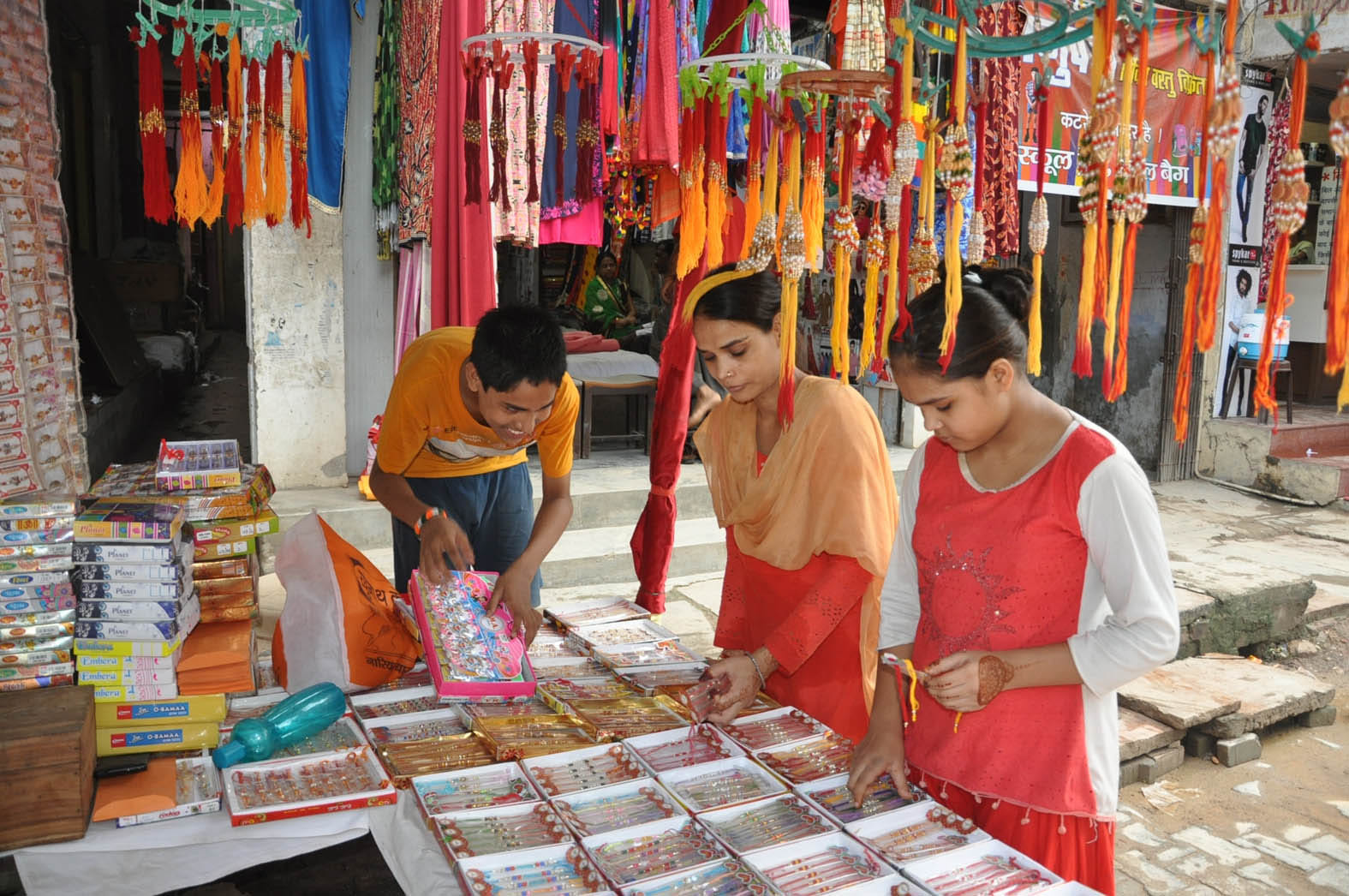 raksha bandhan 2018 astrologer tell amrit muhurat is lucky for tie rakhi