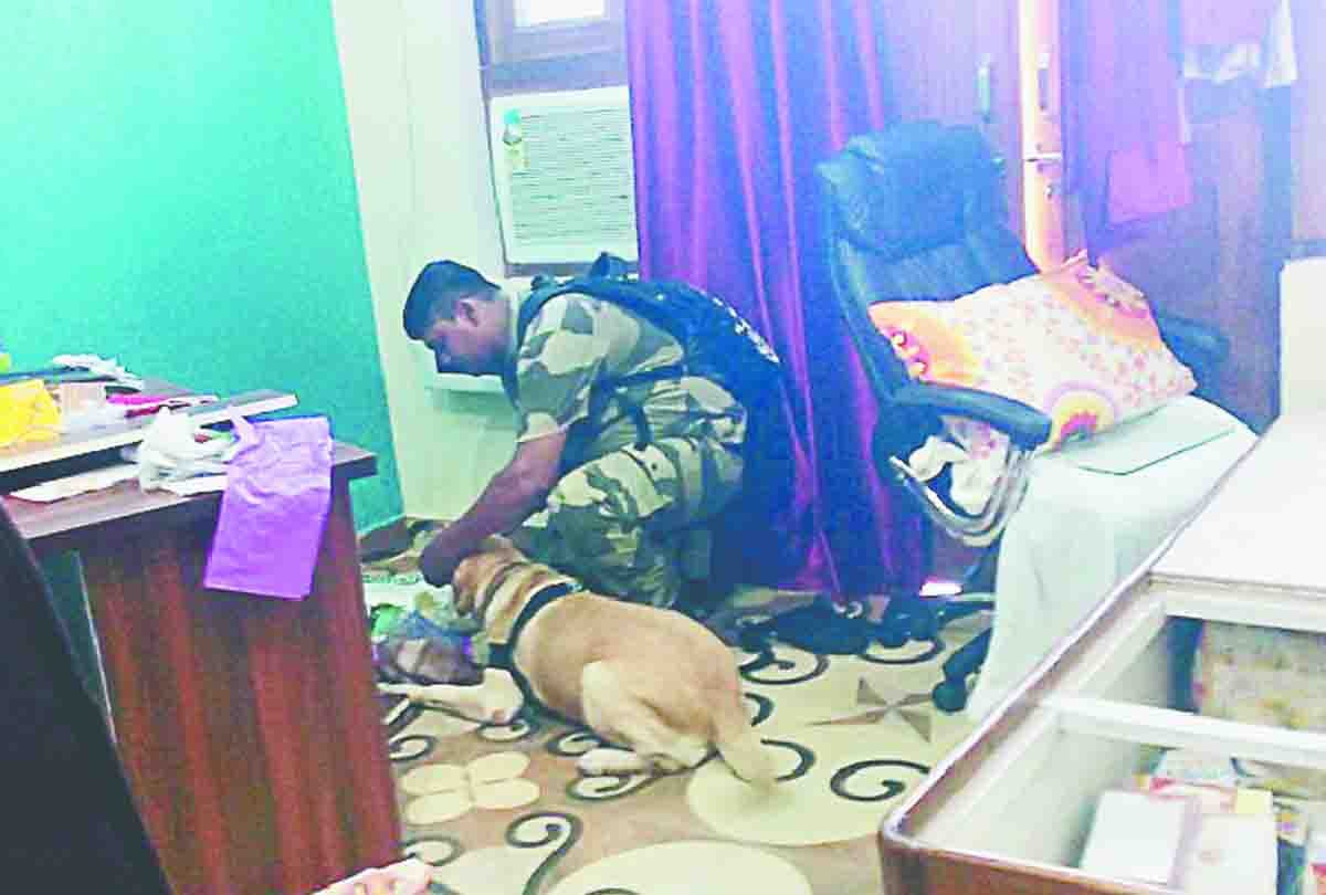 robbery in gold ornament making factory