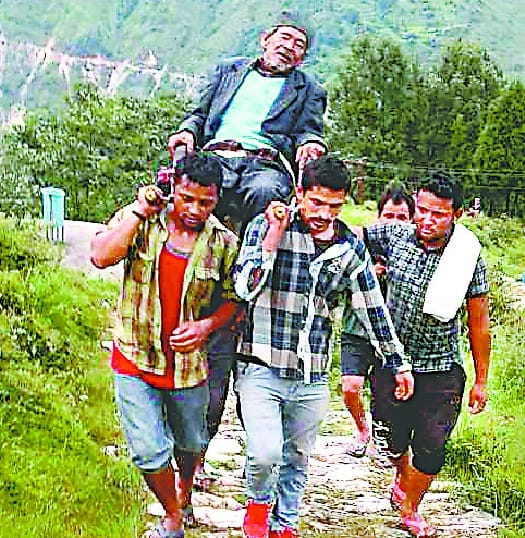 In the chair of the chair, a sick elderly man drove six km