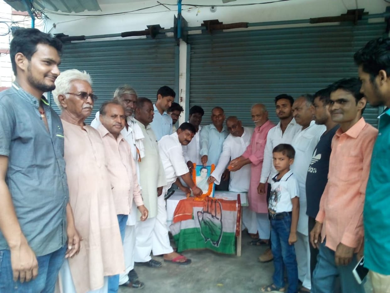 कांग्रेसियों ने मनाई राजीव गांधी की जयंती