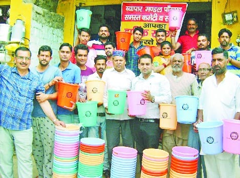 पांगणा में व्यापारियों को बांटे कूड़ेदान