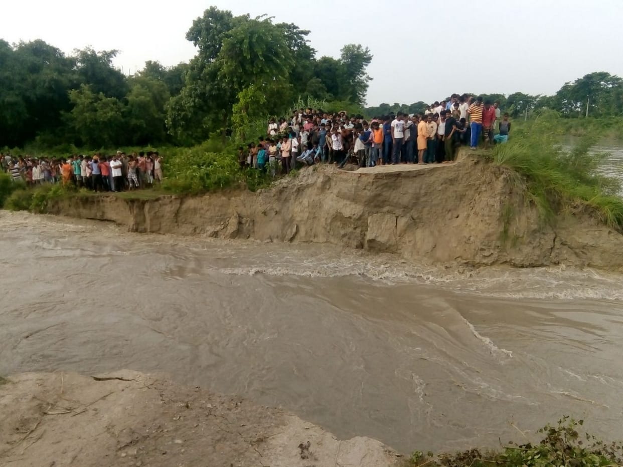 गंडक नहर की पटरी टूटी, सैकड़ों एकड़ फसलें जलमग्न