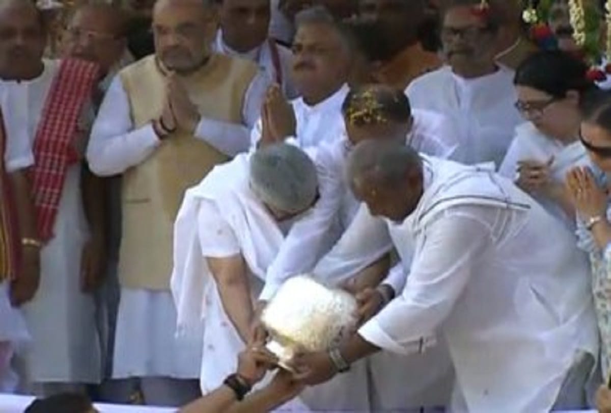 Amit shah mood spoiled during atal bihari vajpayee funerary urn yatra