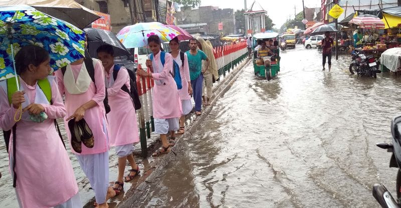 झमाझम बारिश से जलमग्न हुए एटा-कासगंज