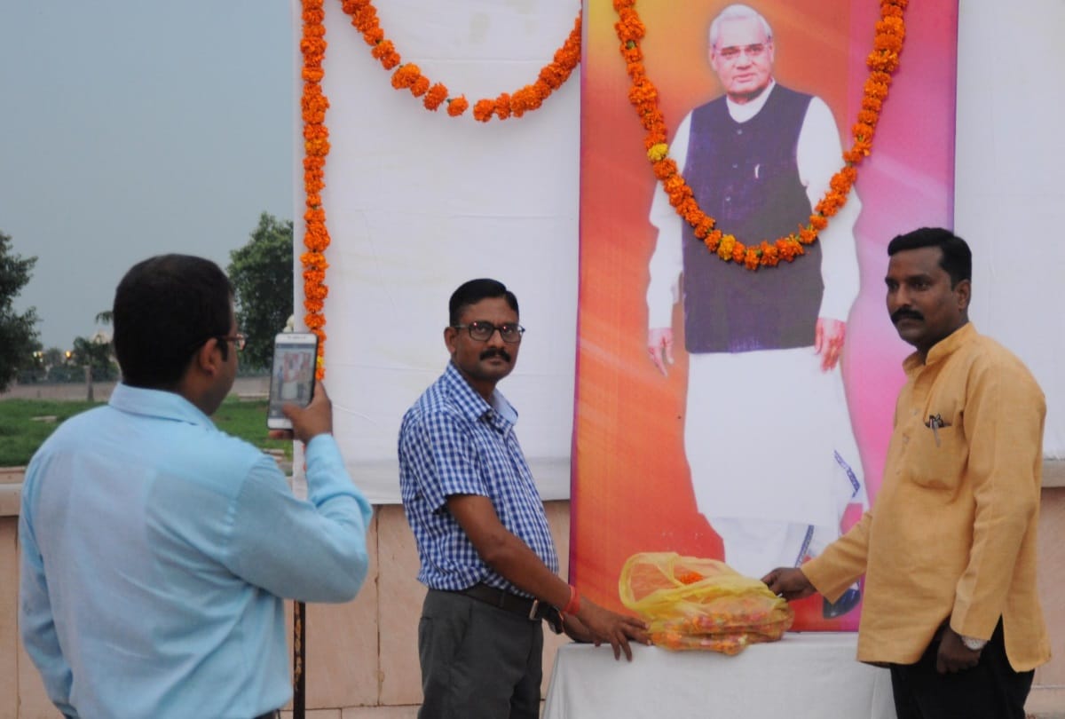 demand of atalji's photos increased in lucknow