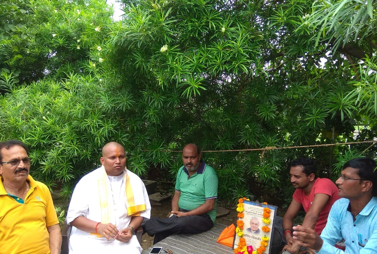 demand of atalji's photos increased in lucknow