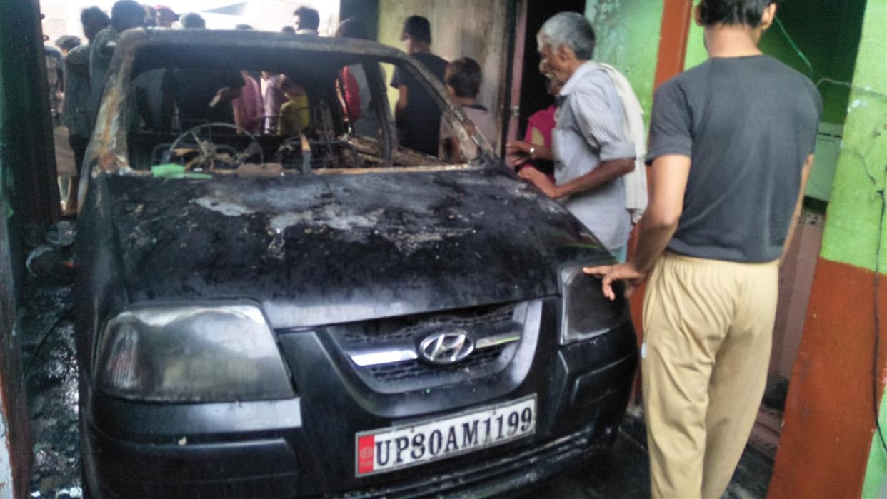 Lakhs of cash-in-the-money, burned the car-bike
