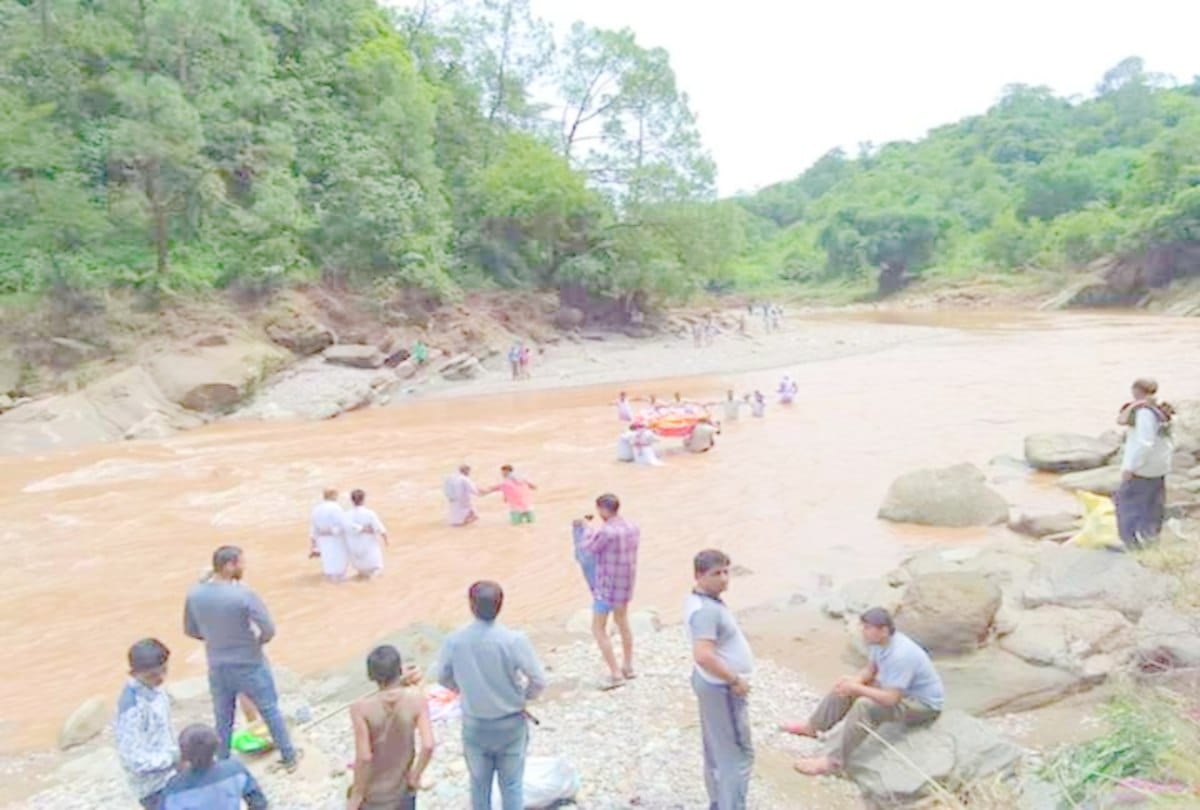 flooded river has to cross two times with the dead body in kangra