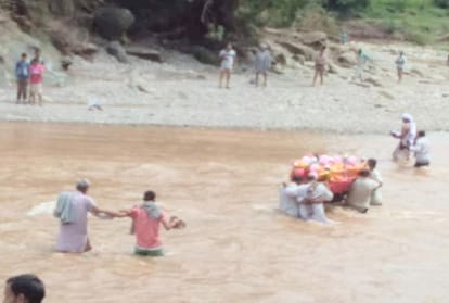 flooded river has to cross two times with the dead body in kangra