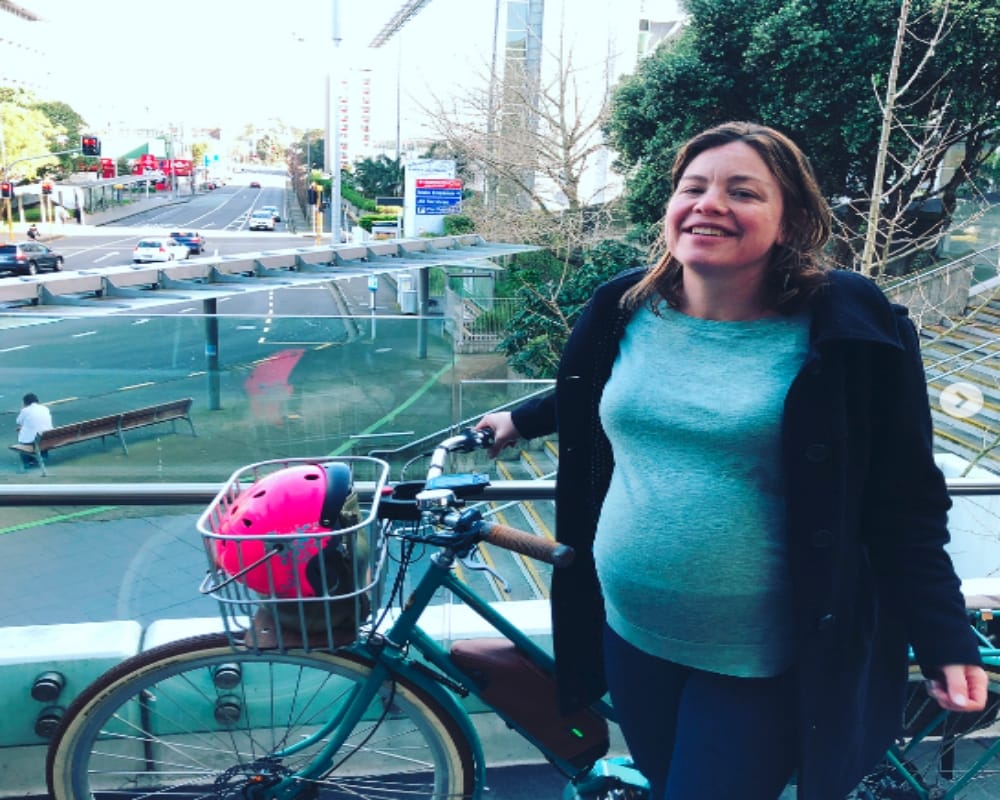 new zealand lawmaker julieannegenter ride cycle to hospital to give birth to a baby