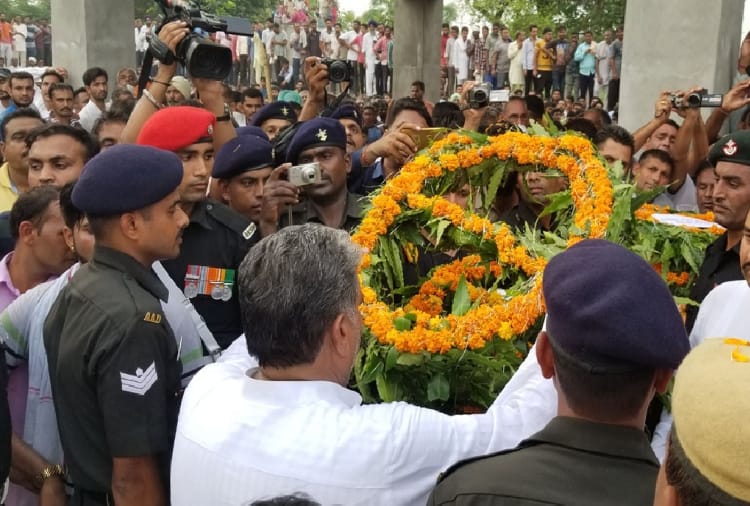 Father Salute to Shaheed Rajesh in funeral at Guhla