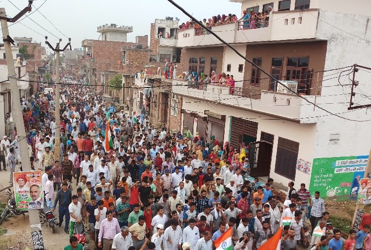 Father Salute to Shaheed Rajesh in funeral at Guhla