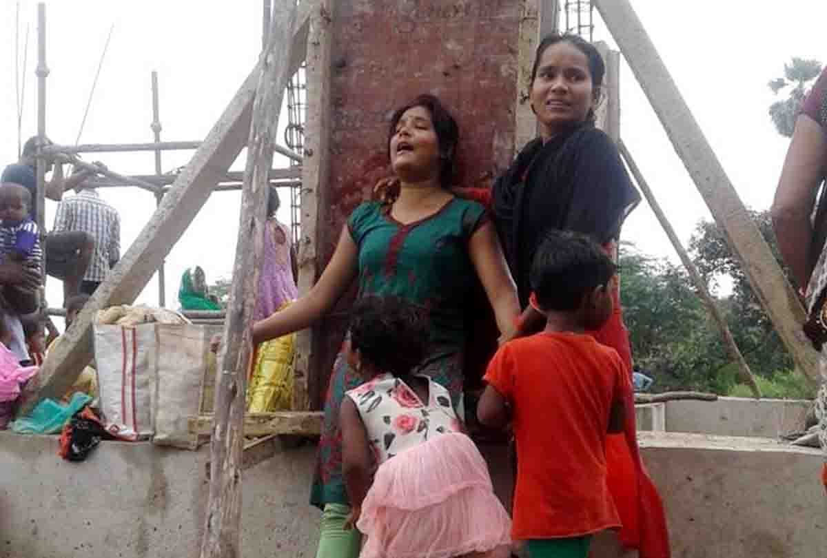 रोते बिलखते परिजन