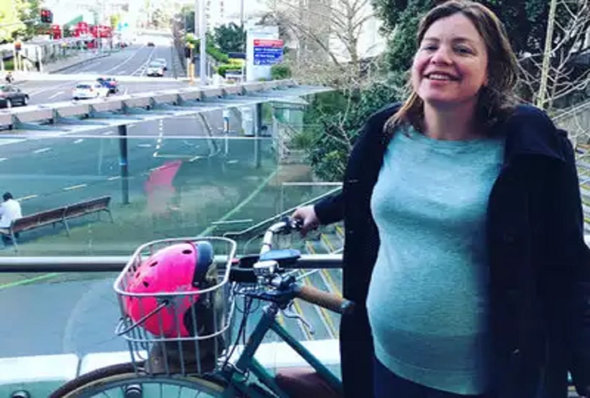 New Zealand minister arrives at the bicycle for delivery