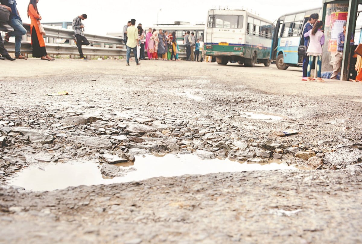 बस स्टैंड के एंट्री प्वाइंट पर गड्ढा