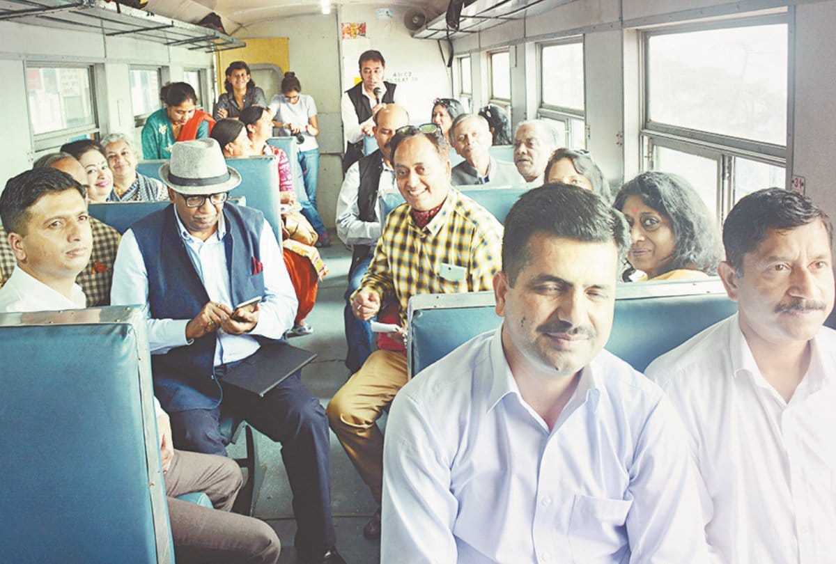 Kavi sammelan in Train on kalka shimla rail track