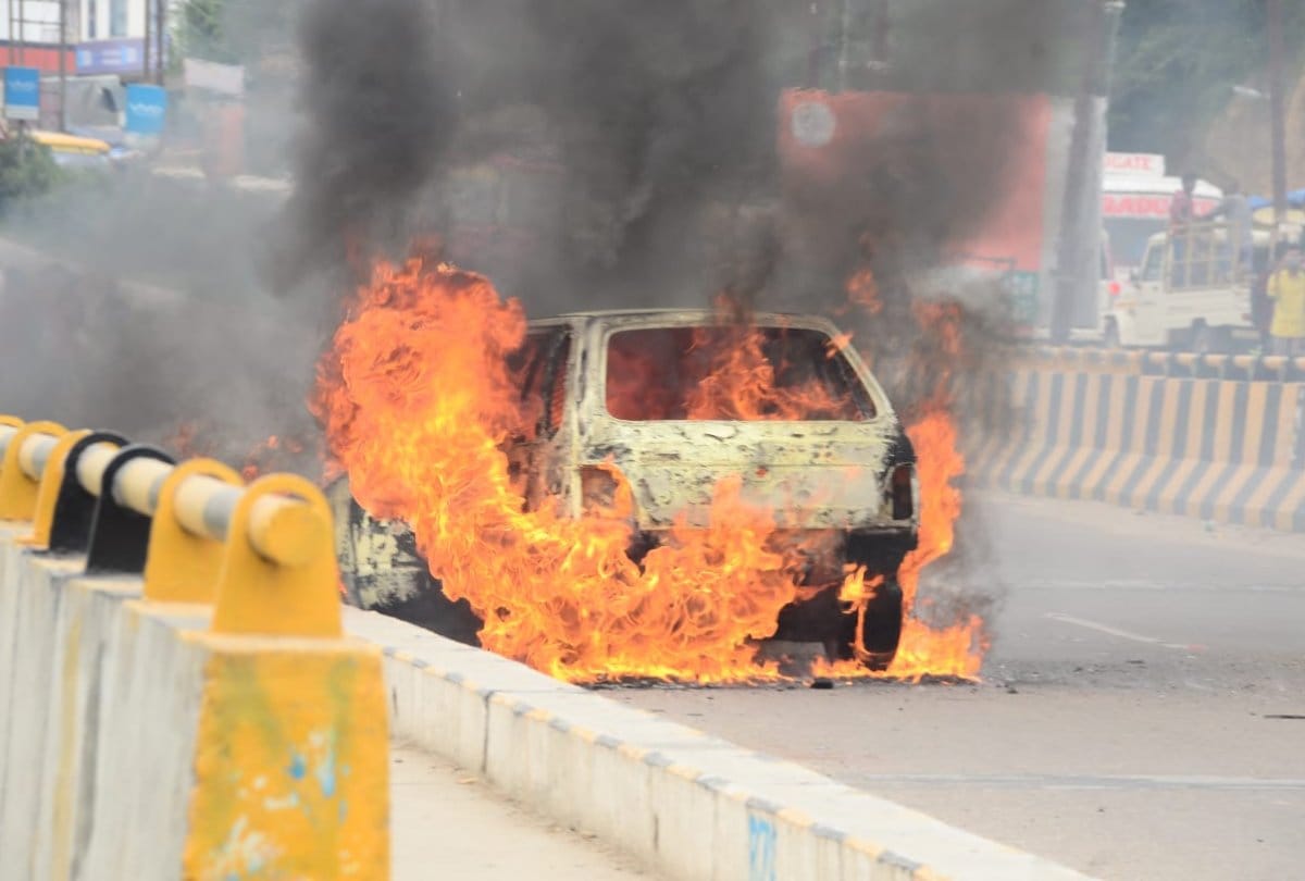 Moving car catches fire on road close shave for passengers in Una Himachal Pradesh