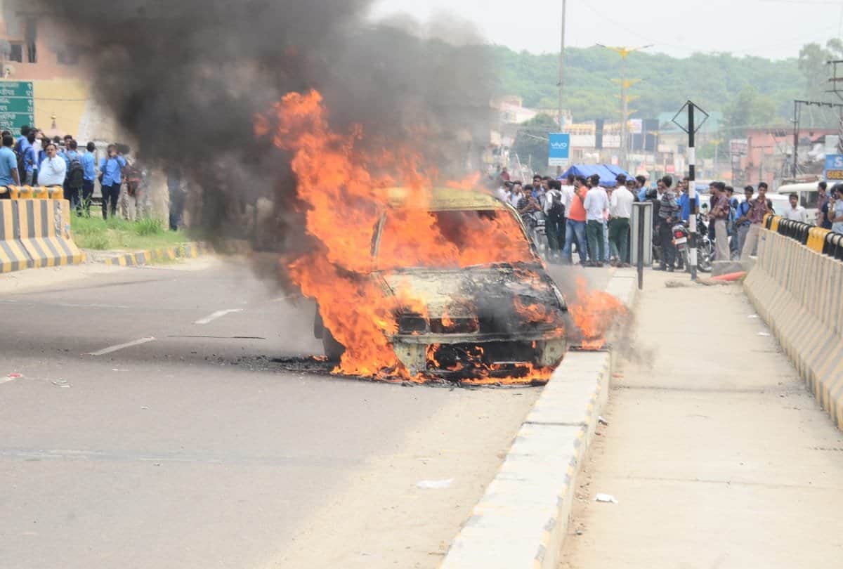 Moving car catches fire on road close shave for passengers in Una Himachal Pradesh