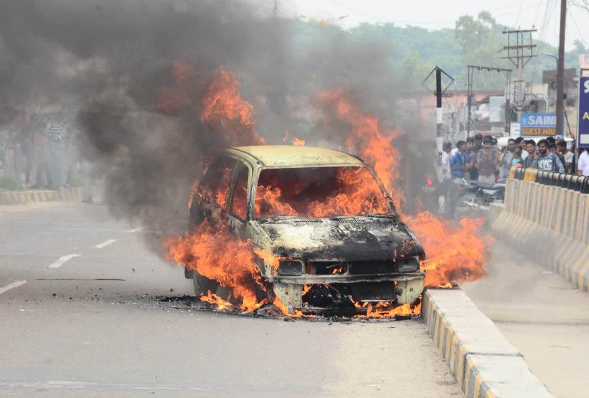 Moving car catches fire on road close shave for passengers in Una Himachal Pradesh
