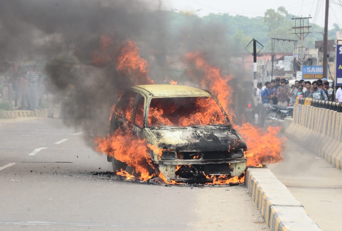 Moving car catches fire on road close shave for passengers in Una Himachal Pradesh
