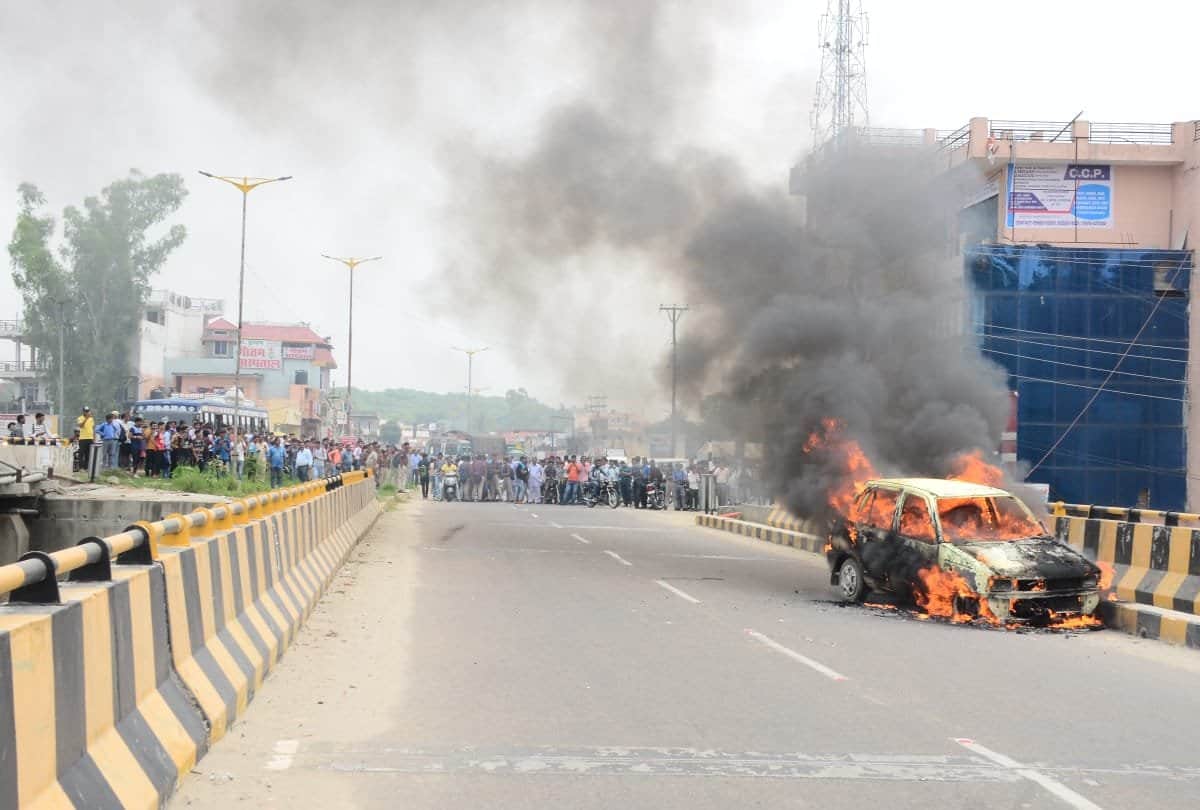 Moving car catches fire on road close shave for passengers in Una Himachal Pradesh