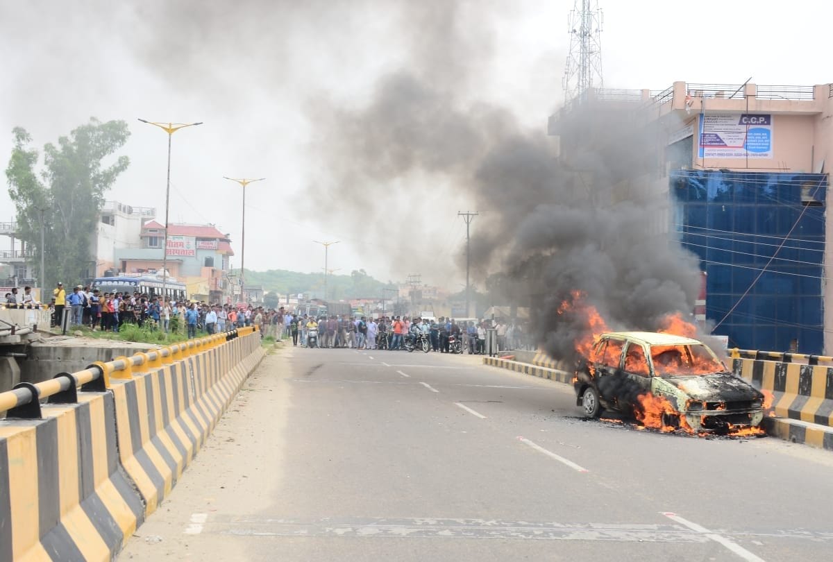 Moving car catches fire on road close shave for passengers in Una Himachal Pradesh
