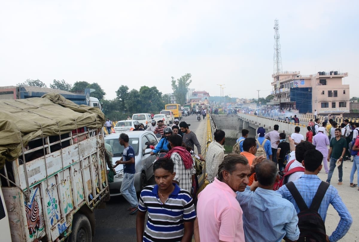 Moving car catches fire on road close shave for passengers in Una Himachal Pradesh