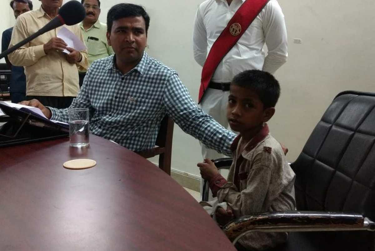 Varanasi district magistrate motivate student of second class