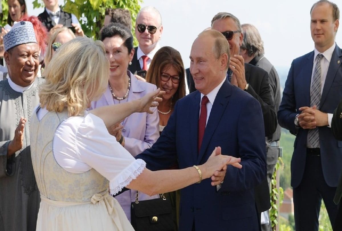 Vladimir Putin dance in Austrian Foreign Minister wedding 