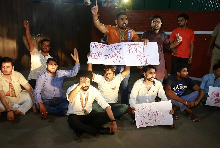 Bjp activists shouted slogans out of Sidhu's house