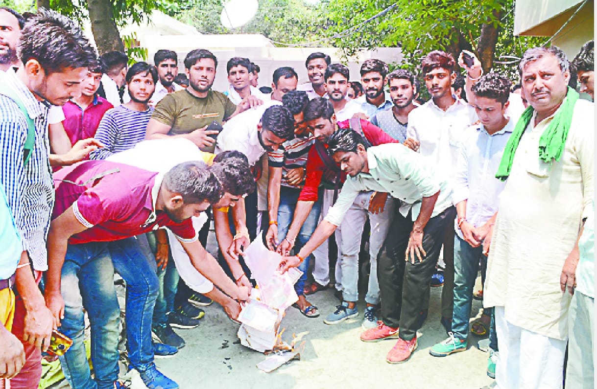 Unemployed youth drops on DM's office
