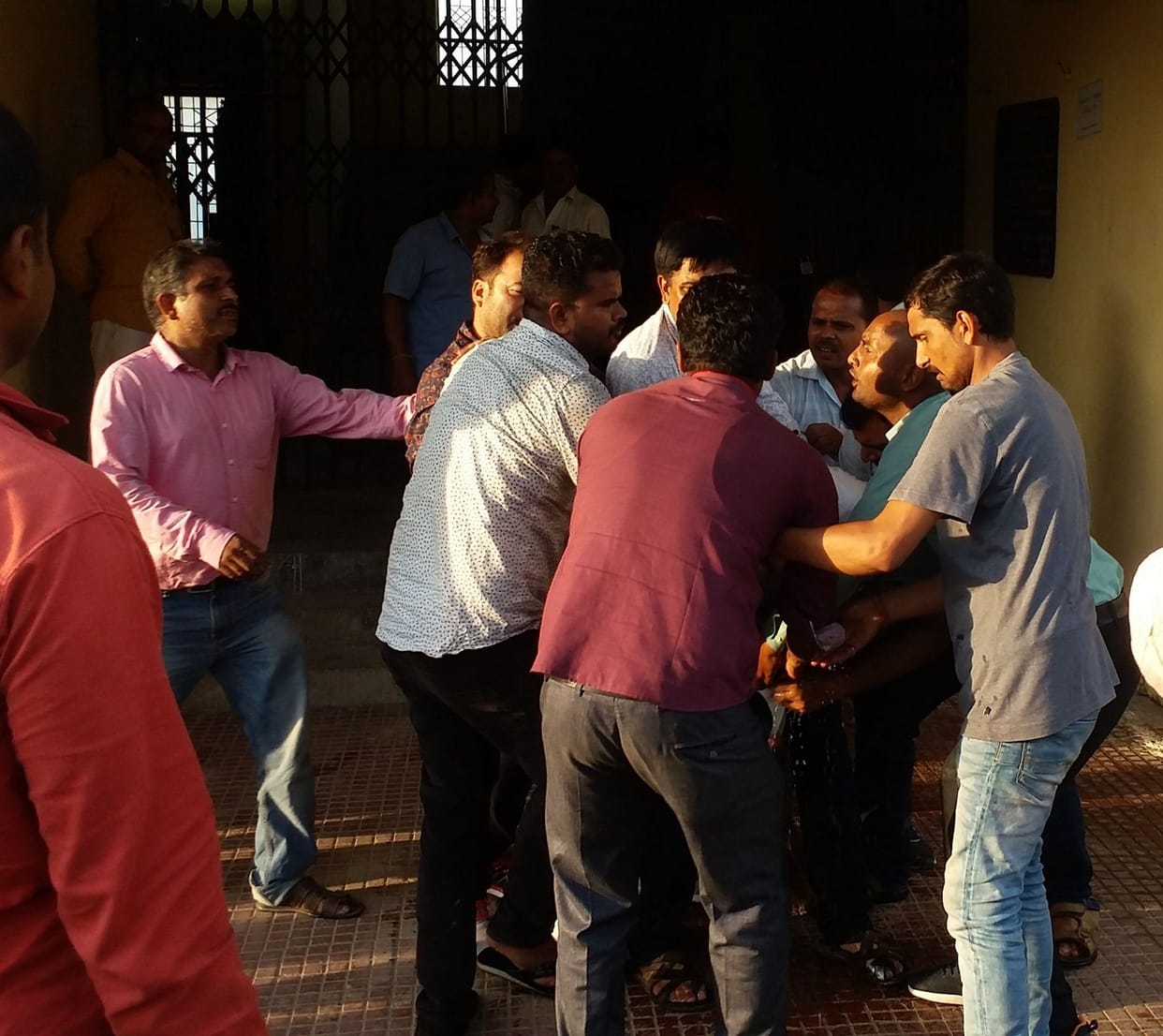फर्जी शिक्षक मामला: बर्खास्तगी में देरी के खिलाफ आत्मदाह की कोशिश