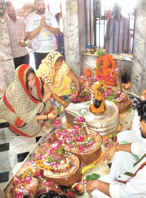Fear cheers, through the devotee Bhole