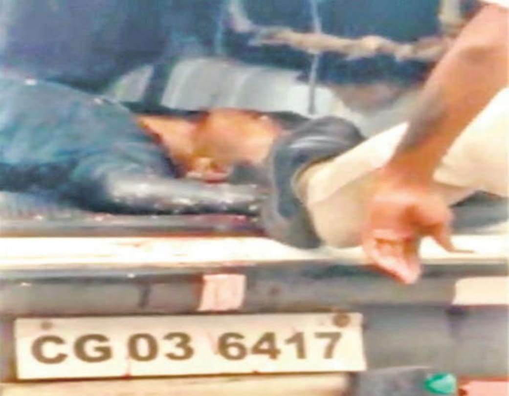 Chhattisgarh: after the road accident police man kicked dead body into the car