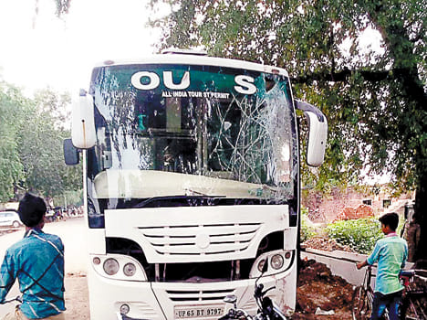 Bus filled with pilgrims injured by electric poles